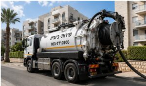 משאית ביובית של אליאב אינסטלציה ליד בניין מגורים – אליאב אינסטלציה ופרויקטים